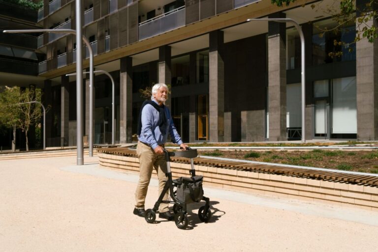 Man går på plads med sin aluminiums letvægts rollator med smart taske